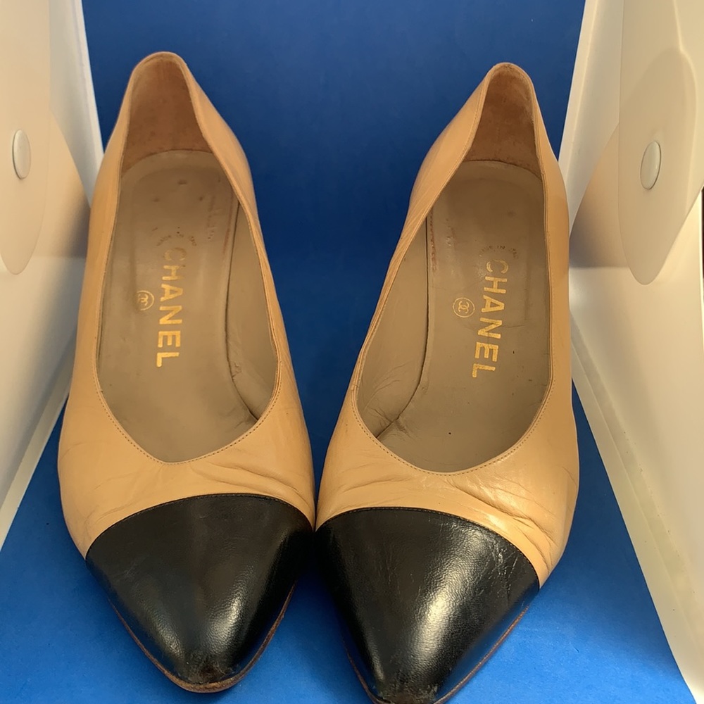 Signature Vintage Chanel heels 36.5‎ or 6.5